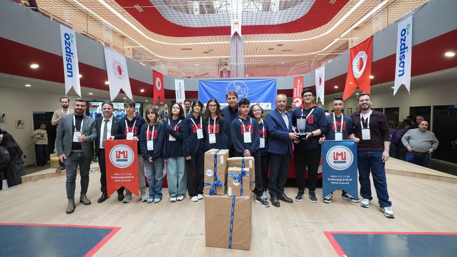 Ödül töreninde derece alan öğrenci ekibi ve mentorları